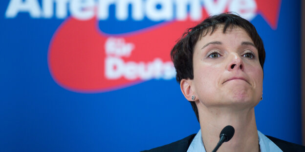 Frauke Petry steht vor einem Mikrofon Frauke Petry steht vor einem Mikrofon