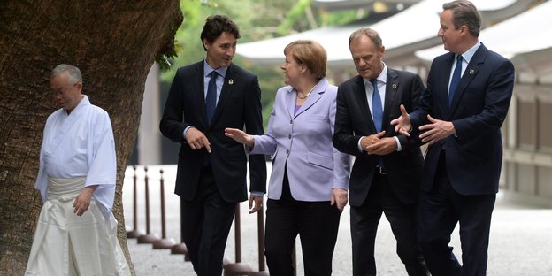 Eine Gruppe von Männern und einer Frau geht nebeneinander her. Darunter Justin Trudeau, Angela Merkel, Donald Tusk und David Cameron
