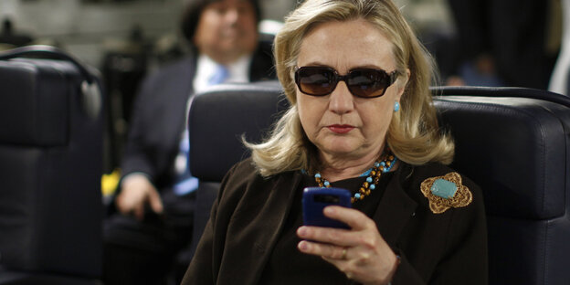 Hillary Clinton mit Sonnenbrille und Handy Hillary Clinton mit Sonnenbrille und Handy