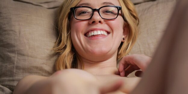 Eine Frau befriedigt sich selbst, zu sehen ist aber nur ihr Kopf, eine Hand und ein Stück Bein Eine Frau befriedigt sich selbst, zu sehen ist aber nur ihr Kopf, eine Hand und ein Stück Bein