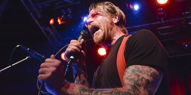 Ein Sänger, Jesse Hughes, am Mikro Ein Sänger, Jesse Hughes, am Mikro