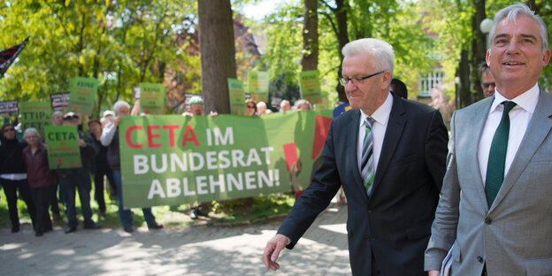 Winfried Kretschmann und Thomas Strobl laufen an einem Anit-Ceta-Protest vorbei Winfried Kretschmann und Thomas Strobl laufen an einem Anit-Ceta-Protest vorbei