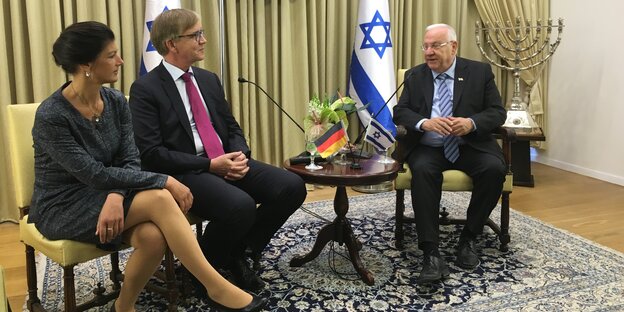 Sahra Wagenknecht und Dietmar Bartsch sitzen bei Israels Staatspräsident Reuven Rivlin Sahra Wagenknecht und Dietmar Bartsch sitzen bei Israels Staatspräsident Reuven Rivlin