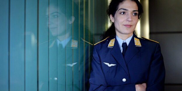 Eine Frau in Uniform, Nariman Reinke Eine Frau in Uniform, Nariman Reinke