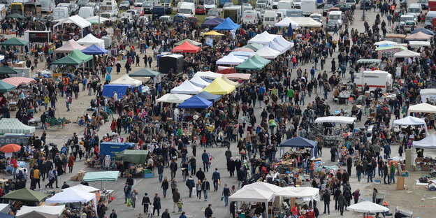 Marktstände auf einem großen Flohmarkt Marktstände auf einem großen Flohmarkt