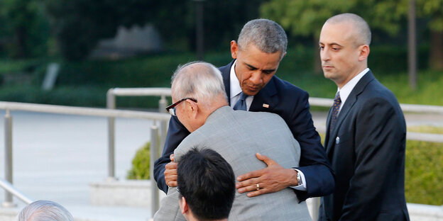 Hiroshima am Freitag: Obama umarmt den Atomüberlebenden Shigeaki Mori Hiroshima am Freitag: Obama umarmt den Atomüberlebenden Shigeaki Mori