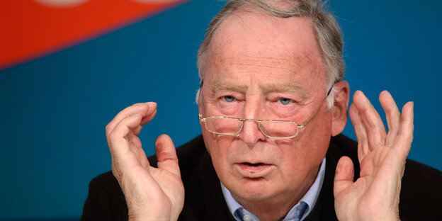Ein Mann spitzt die Ohren. Es ist Alexander Gauland Ein Mann spitzt die Ohren. Es ist Alexander Gauland