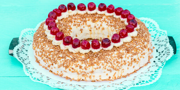 Eine Torte mit Kirschen oben drauf Eine Torte mit Kirschen oben drauf