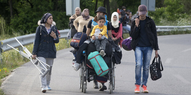 Flüchtlinge verlassen am vergangenen Mittwoche das Camp in Idomeni. Flüchtlinge verlassen am vergangenen Mittwoche das Camp in Idomeni.