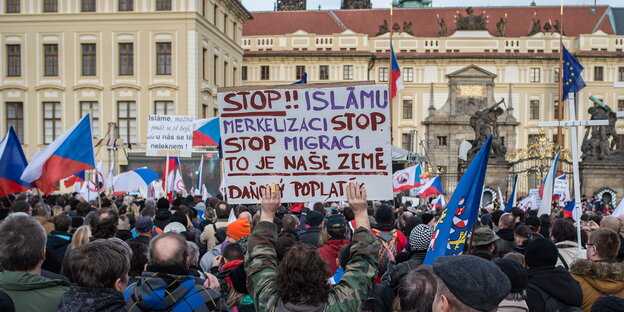 Bürger protestieren in Tschchien gegen "Islamisierung", indem sie "Stop-Merkel"-Plakate hochhalten Bürger protestieren in Tschchien gegen "Islamisierung", indem sie "Stop-Merkel"-Plakate hochhalten