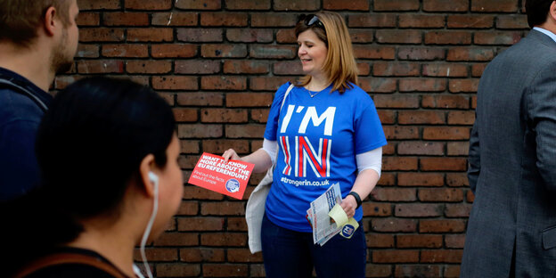 Eine Brexit-Gegenerin verteilt Flugblätter. Auf ihrem T-Shirt steht in Englisch: Ich bin drinn. Eine Brexit-Gegenerin verteilt Flugblätter. Auf ihrem T-Shirt steht in Englisch: Ich bin drinn.