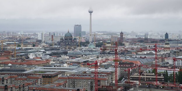 Skyline von Berlin mit Fernsehturm und Baukränen Skyline von Berlin mit Fernsehturm und Baukränen