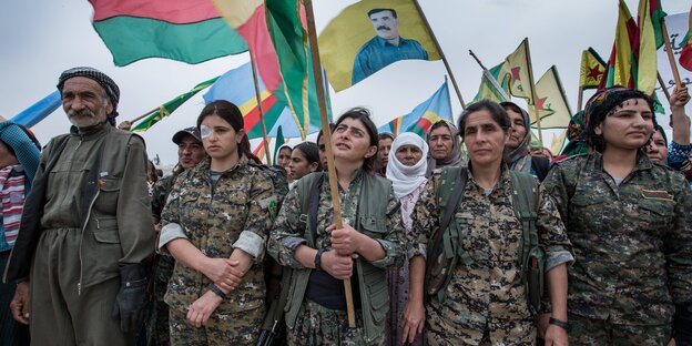 Uniformierte Frauen mit Flaggen Uniformierte Frauen mit Flaggen