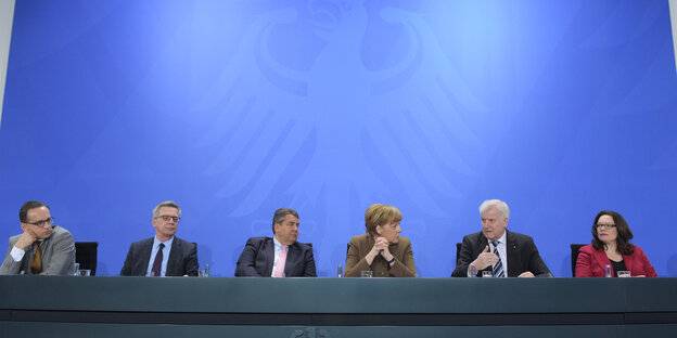 Bei einer Pressekonferenz sitzen nebeneinander: Heiko Maas, Thomas de Maiziere, Sigmar Gabriel, Angela Merkel, Horst Seehofer Bei einer Pressekonferenz sitzen nebeneinander: Heiko Maas, Thomas de Maiziere, Sigmar Gabriel, Angela Merkel, Horst Seehofer