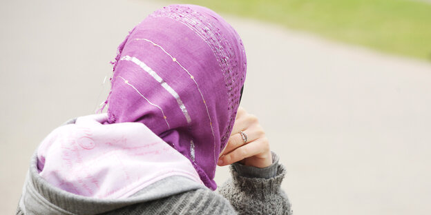 Ein sitzende Frau mit Kopftuch Ein sitzende Frau mit Kopftuch