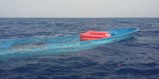 EIn leeres Boot, das halb unter Wasser steht, treibt auf dem Mittelmeer. EIn leeres Boot, das halb unter Wasser steht, treibt auf dem Mittelmeer.