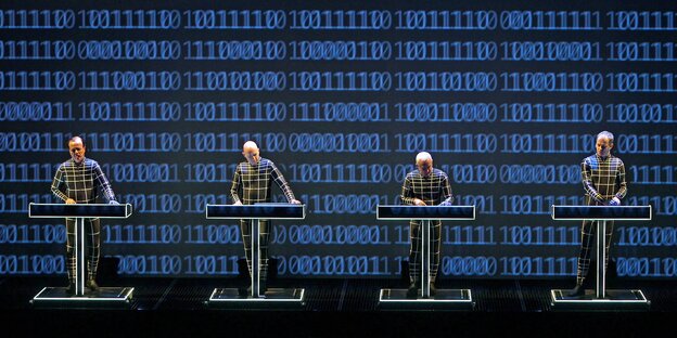 Die Band Kraftwerk auf der Bühne Die Band Kraftwerk auf der Bühne