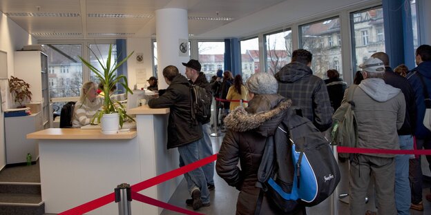 Warteschlange im Jobcenter Neukölln. Warteschlange im Jobcenter Neukölln.