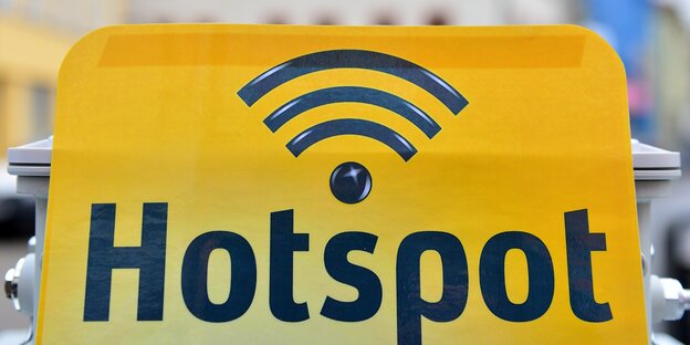 Ein Schild mit Hotspot-Symbol und der Aufschrift Hotspot Ein Schild mit Hotspot-Symbol und der Aufschrift Hotspot
