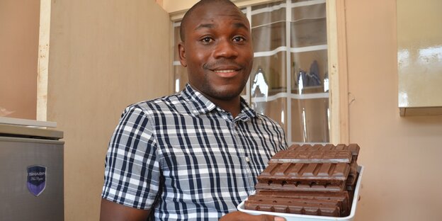 Ein Mann, Axel Emmanuel, mit Schokolade