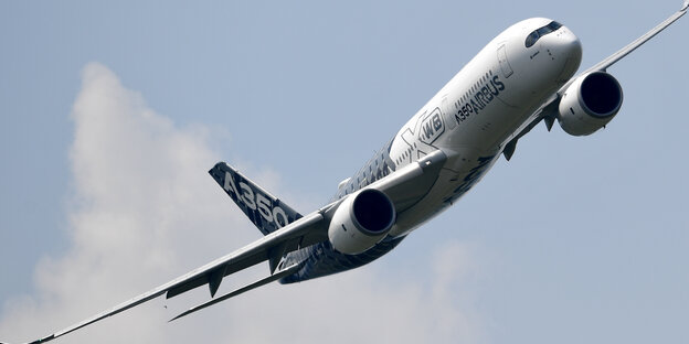Ein Airbus 350 fliegt vor blauem Himmel Ein Airbus 350 fliegt vor blauem Himmel