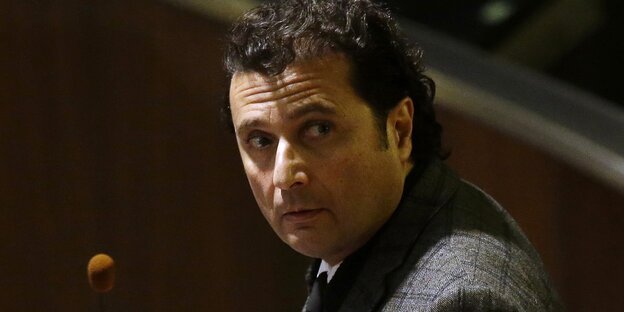Ein Mann mit gelockten Haaren. Es ist Francesco Schettino Ein Mann mit gelockten Haaren. Es ist Francesco Schettino