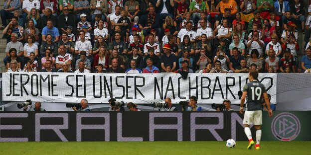Fußballfans mit einem Transparent: „Jerome sei unser Nachbar“ Fußballfans mit einem Transparent: „Jerome sei unser Nachbar“