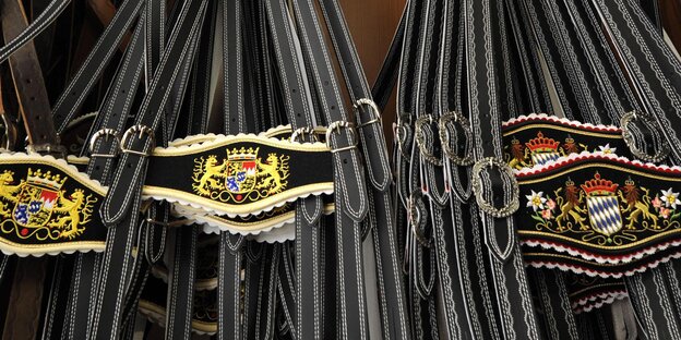 In einem Geschäft hängen zahlreiche Lederhosenträger In einem Geschäft hängen zahlreiche Lederhosenträger