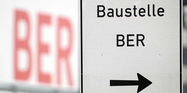 Baustellenschild am BER Baustellenschild am BER