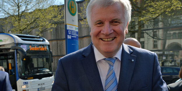 Ein Mann mit Anzug und Krawatte lacht. Es ist Horst Seehofer Ein Mann mit Anzug und Krawatte lacht. Es ist Horst Seehofer