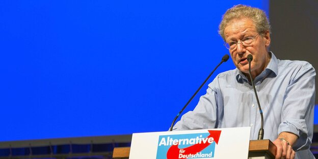 Ein Mann, es ist Konrad Adam, steht an einem Pult Ein Mann, es ist Konrad Adam, steht an einem Pult
