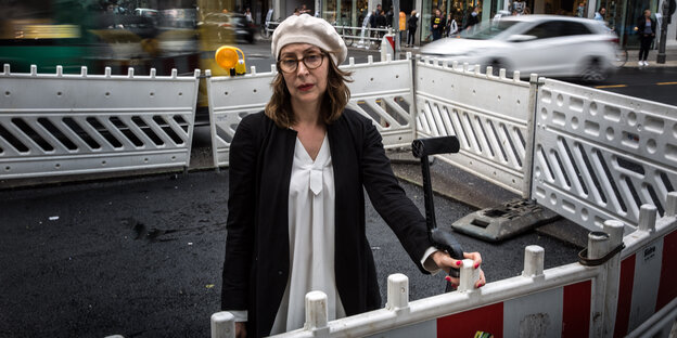 Steffi Lang steht auf der Unfallkreuzung in Kreuzberg Steffi Lang steht auf der Unfallkreuzung in Kreuzberg