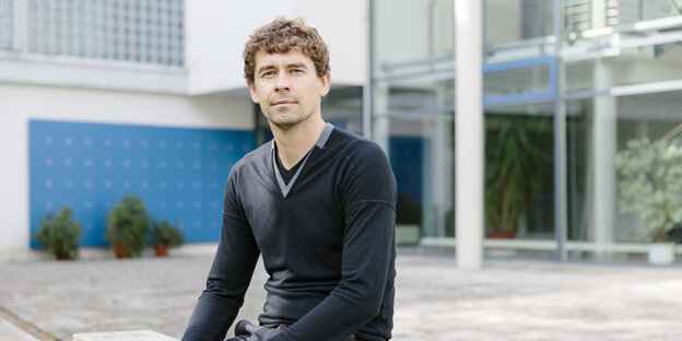 Johannes Krause vor dem MPI in Jena Johannes Krause vor dem MPI in Jena