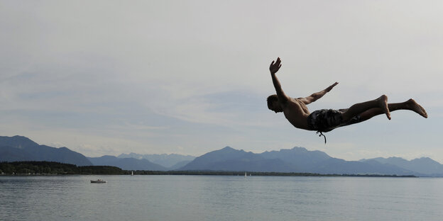 Jemand springt in einen See Jemand springt in einen See