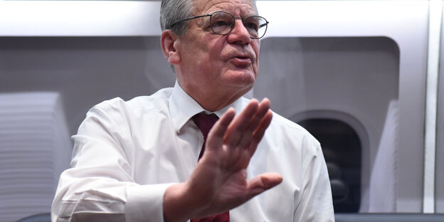 Joachim Gauck hebt die Hand Joachim Gauck hebt die Hand