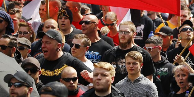 Neonazis stehen in einem Demonstrationszug in Dresden Neonazis stehen in einem Demonstrationszug in Dresden