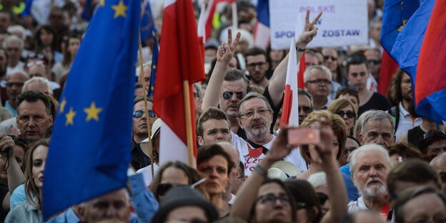 Menschen stehen dicht gedrängt in einer Demonstration Menschen stehen dicht gedrängt in einer Demonstration