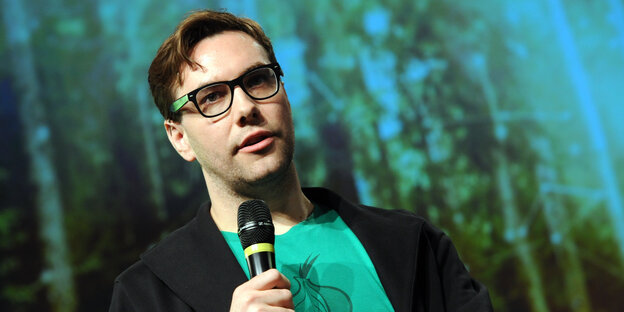 Jacob Appelbaum hält ein Mikro Jacob Appelbaum hält ein Mikro