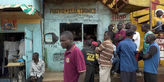 Männer stehen vor einem Elektronikladen in Nairobi Männer stehen vor einem Elektronikladen in Nairobi