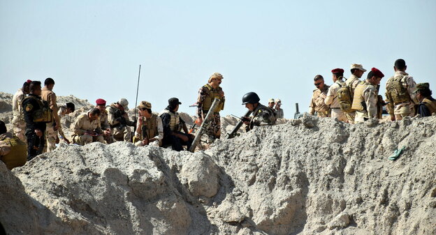 Soldaten vor einem Wall aus Sand Soldaten vor einem Wall aus Sand