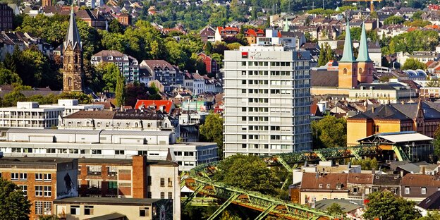 Stadtpanorama von dem Stadtteil Elberfeld mit Wuppertaler Schwebebahn Stadtpanorama von dem Stadtteil Elberfeld mit Wuppertaler Schwebebahn