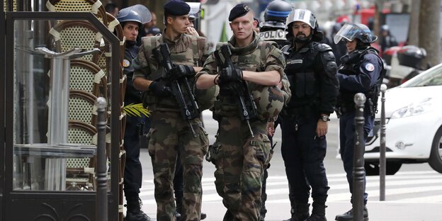 Polizisten und Soldaten auf Patrouille in Paris. Polizisten und Soldaten auf Patrouille in Paris.