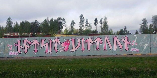Auf einer Wand steht auf finnisch „Nazis verpisst Euch“ Auf einer Wand steht auf finnisch „Nazis verpisst Euch“