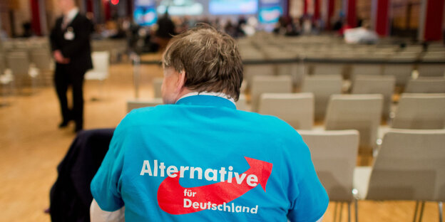 Mann mit AfD-T-Shirt in großer Halle Mann mit AfD-T-Shirt in großer Halle