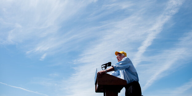 Bernie Sanders steht im kalifornischen Palo Alto vor wolkenfreiem Himmel Bernie Sanders steht im kalifornischen Palo Alto vor wolkenfreiem Himmel