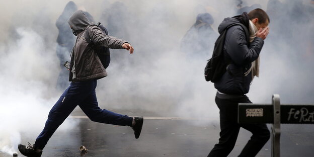 Demostranten, eingehüllt in Nebelschwaden Demostranten, eingehüllt in Nebelschwaden