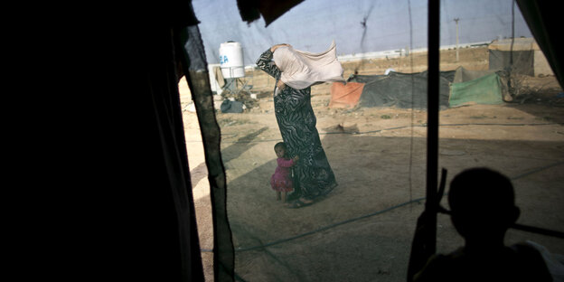 Blick duch die Öffnung eines Zeltes auf das Flüchtlingslager Mafrak im Norden Jordaniens Blick duch die Öffnung eines Zeltes auf das Flüchtlingslager Mafrak im Norden Jordaniens