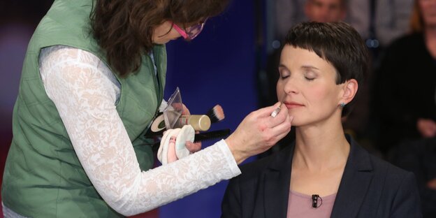 Frauke Petry wird für eine Talkshow geschminkt