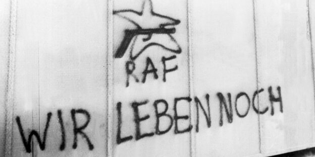 Ein RAF-Graffito, Aufschrift: Wir leben noch Ein RAF-Graffito, Aufschrift: Wir leben noch