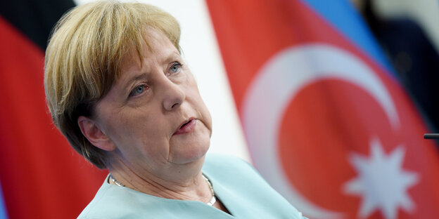 Angela Merkel neben einer Türkei-Fahne Angela Merkel neben einer Türkei-Fahne
